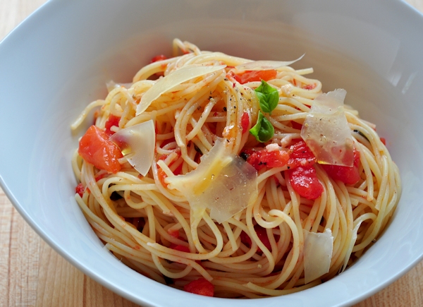 bowl_pasta_with_fresh_tomatoes